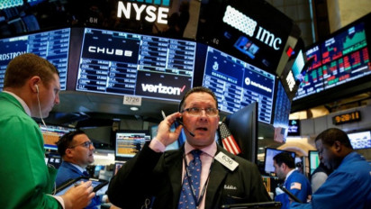 Wall Street Dibuka Jatuh, Tertekan Turunnya Saham Teknologi dan Minyak