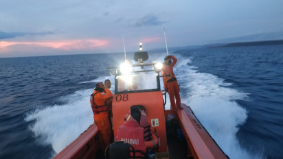 Gelombang Tinggi, Tim SAR Gagal Evakuasi 3 Nelayan yang Terjebak di Perairan Pulau Moyo