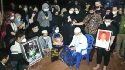 Kopilot Rimbun Air Dimakamkan Tak Jauh dari Rumah Duka