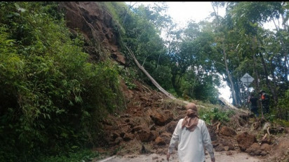 Tertimbun Longsor Jalan Utama Penghubung Pagaralam Lahat Lumpuh Total 