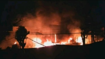 Akibat Korsleting Mesin Produksi, Pabrik Biji Plastik Terbakar