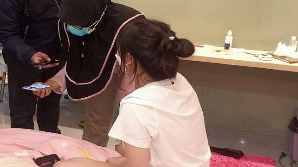 Live Bugil di Medsos, RR Kantongi Rp30 Juta per Bulan
            - galeri foto