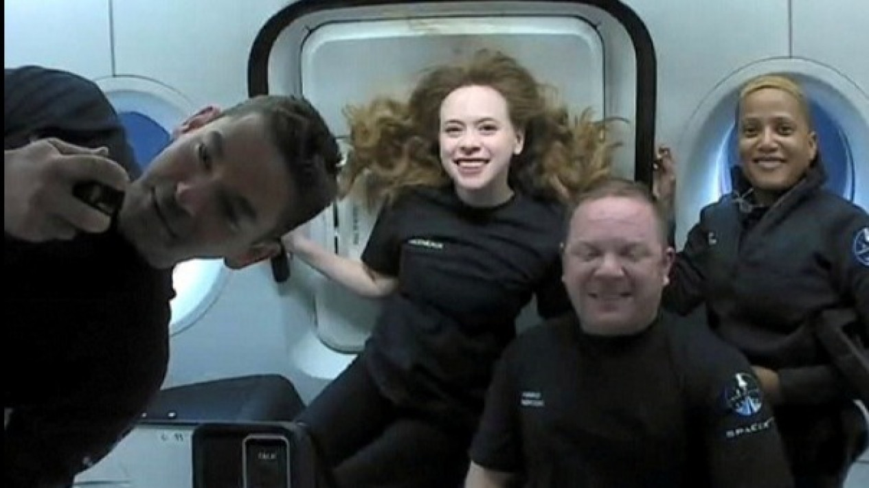 SpaceX Daratkan Kapsul Berpenumpang Sipil di Florida
            - galeri foto