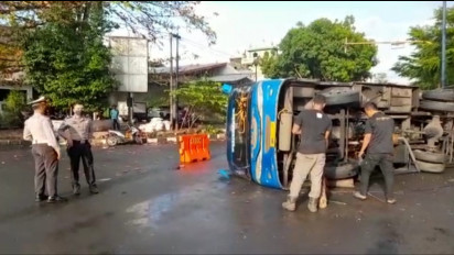 Terobos Lampu Lalu Lintas, Truk Bermuatan Kayu Hantam Minibus di Banjar Empat Orang Luka