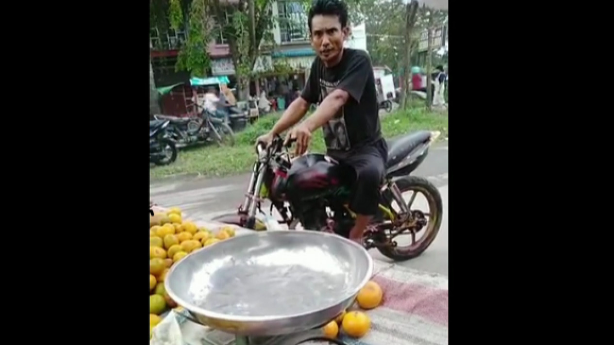 Viral Preman Pungli Pedagang  di Medan, Bawa Samurai dan Pistol
            - galeri foto