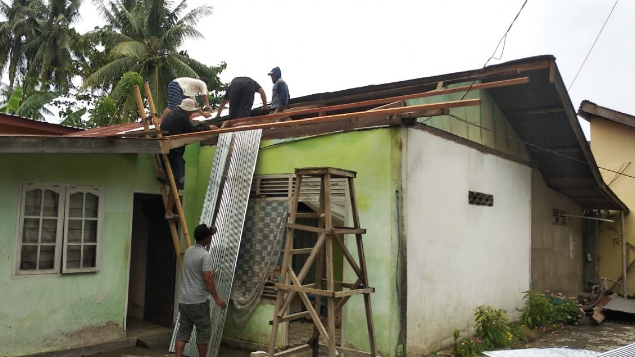 Rumah dan Masjid di Polman Rusak Diterjang Angin Puting Beliung
            - galeri foto