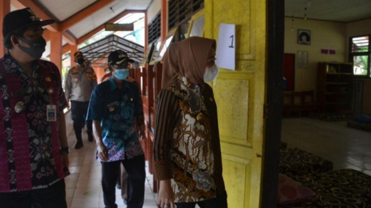 Antigen Positif, 90 Siswa SMP di Purbalingga Diisolasi di Gedung Sekolah
            - galeri foto