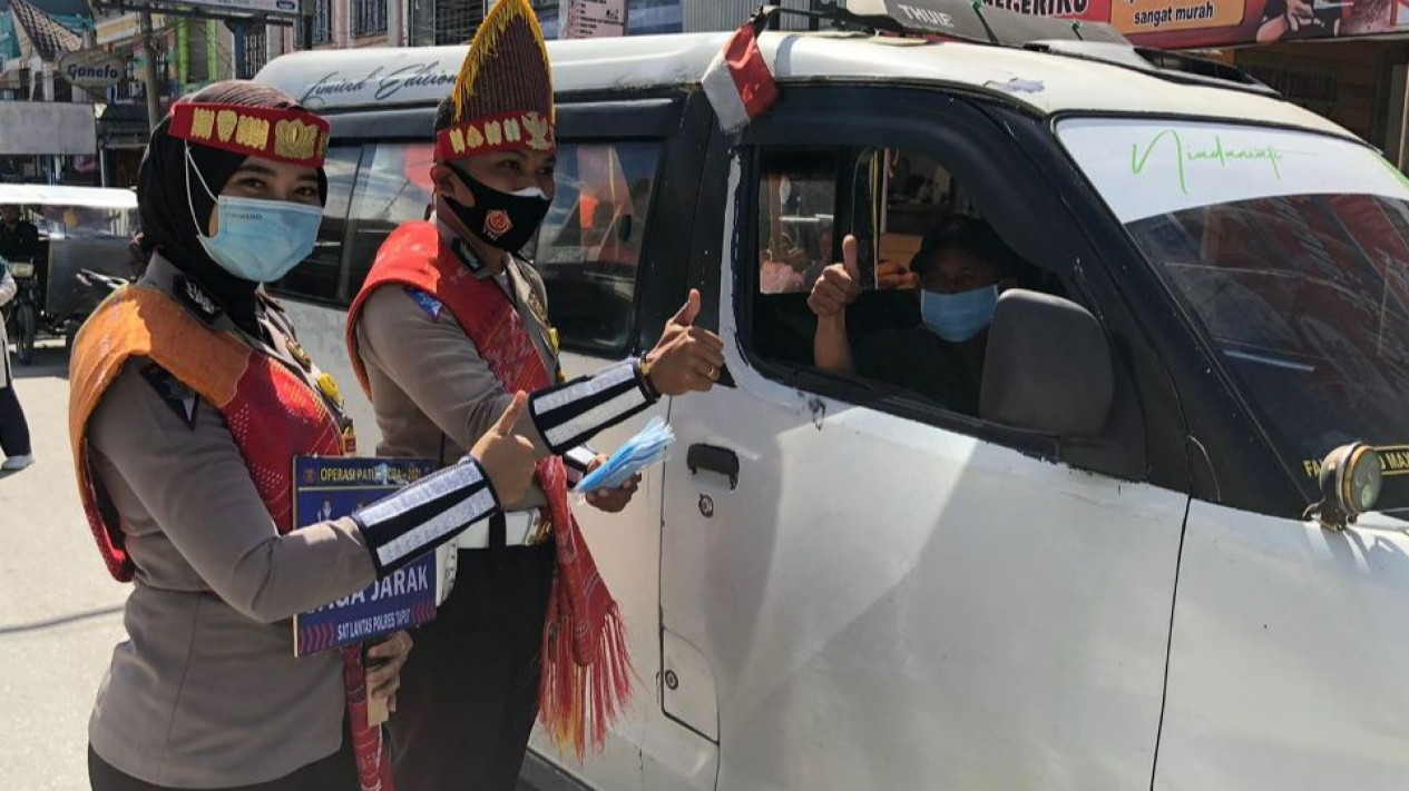 Gemas, Polisi Pakai Baju Adat di Gelar Operasi Patuh Toba 2021
            - galeri foto
