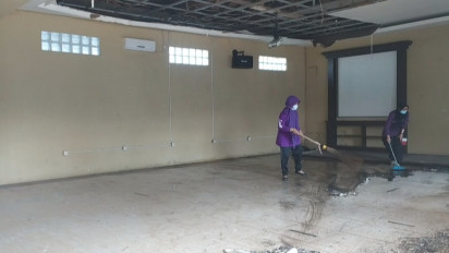 Atap Gedung SMAN 3  Depok Ambrol Akibat Angin Kencang