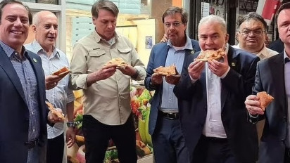 Belum Divaksin, Presiden Brasil Asik Santap Pizza di Emperan Kota New York
