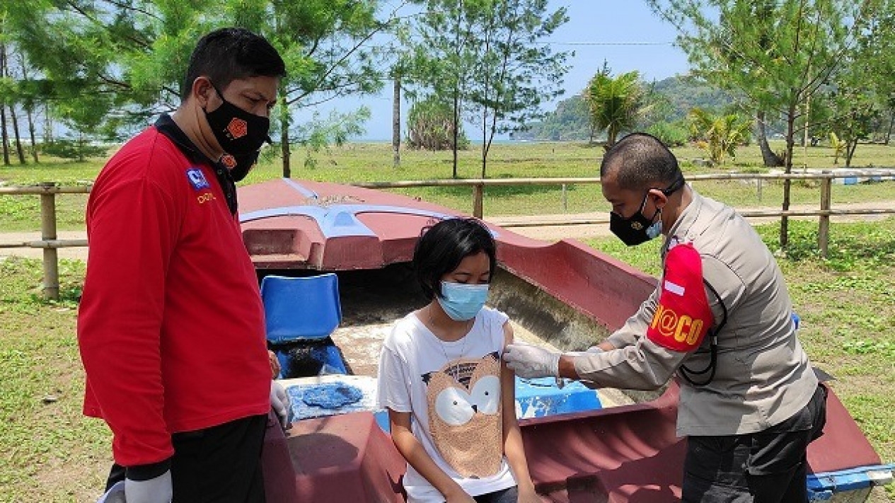 Asoi, Vaksinasi Sambil Menikmati Keindahan Pantai Pacitan
            - galeri foto