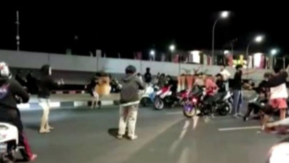 Gila, Para Pemuda Ini Balap Liar sambil Pornoaksi