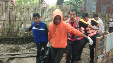 Wanita Bergaun Hitam Hanyut di Sungai, Warga Kejar Korban dengan Perahu