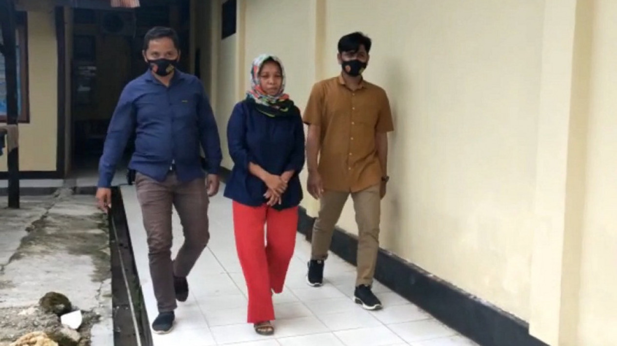 Pesugihan Ingin Cepat Kaya, Ibu Ini Tega Jual Anak Kandung ke Dukun Palsu
            - galeri foto