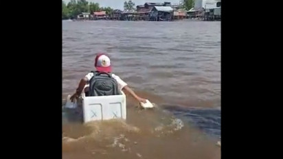 Miris! Bocah SD Seberangi Sungai Pakai Kardus 'Styrofoam'