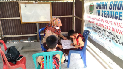 Sekolah Disegel, Para Siswa SDN Ini Terpaksa Belajar di Rumah Warga