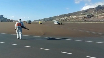 Petugas Bandara Kewalahan Bersihkan Abu Vulkanik