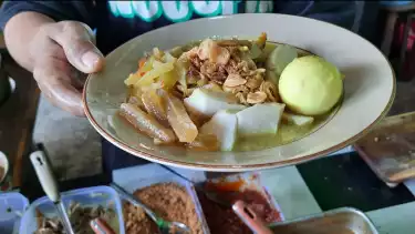 Lontong sayur khas Boyolali di warung makan Gopir, Boyolali, Jawa Tengah.