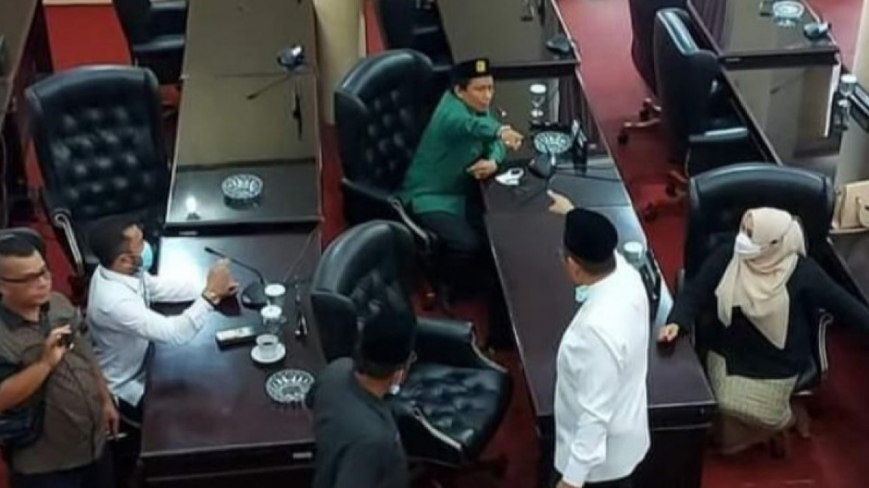 Viral Video Kisruh Rapat Paripurna, Ini Penjelasan Bupati Solok
            - galeri foto