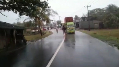 Viral  Jagoan Kampung Adang Truk di Pameungpeuk