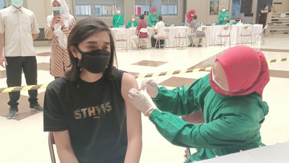 Saat Vokalis Sheila on7 Ikut Antre Vaksinasi Moderna Bersama Anak-Istrinya