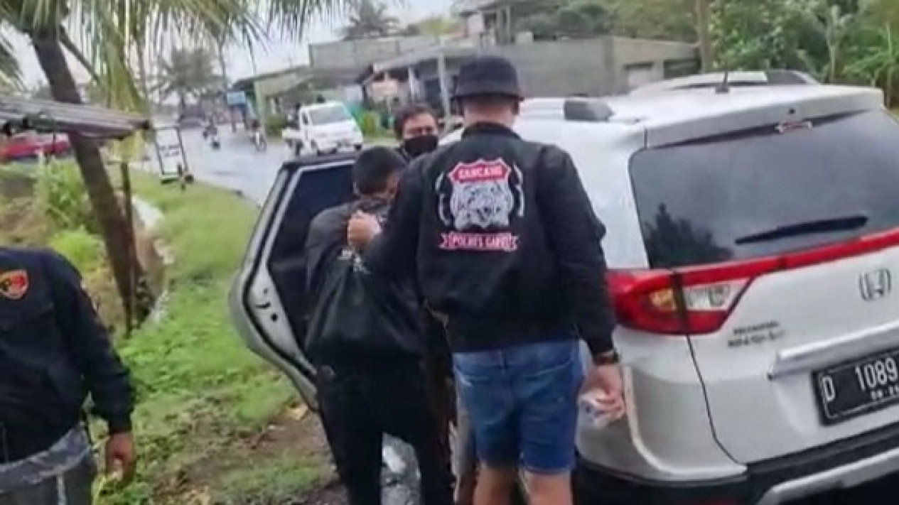 Polisi Ringkus Pria Adang Truk di Pameungpeuk
            - galeri foto