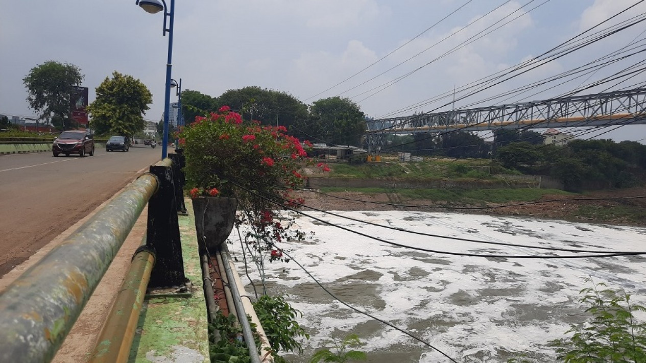 Duuh!! Kali Bekasi Kembali Berbusa dan Berbau Menyengat
            - galeri foto