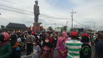 Demi Telur Gratis, Ribuan Warga Blitar Hadiri Aksi Keprihatinan Peternak di Kantor Bupati