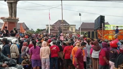 Akhirnya Polisi Bubarkan Antrean Telur Gratis di Blitar