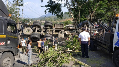Truk Tangki Semen Curah Terguling di Jalur Cagak Nagreg, Dua Orang Meninggal Dunia