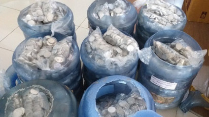 Pedagang Toko Klontong Beli Mobil Menggunakan Uang Receh di Makassar