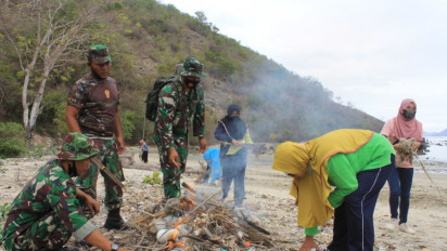 Bersihkan Sampah di Pantai untuk Bangkitkan Kembali Objek Wisata Cara TNI Rayakan HUT