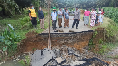 Jembatan Penghubung Ambruk Tergerus Air Hujan
