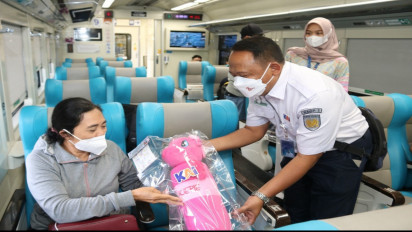 Asik.....Naik Kereta di Cirebon Bisa Dapat Bingkisan dan Boneka