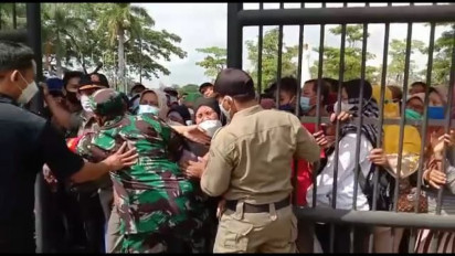 Duh, Ribuan Warga Purworejo Berdesak-desakan Antre Vaksinasi Covid-19