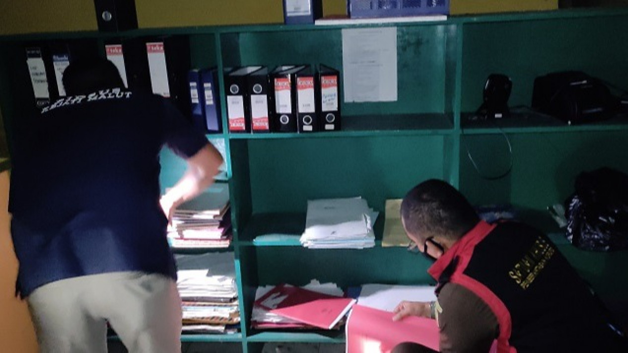 Usut Dugaan Korupsi, Kejati Maluku Utara Geledah Kantor Perusahaan Daerah
            - galeri foto