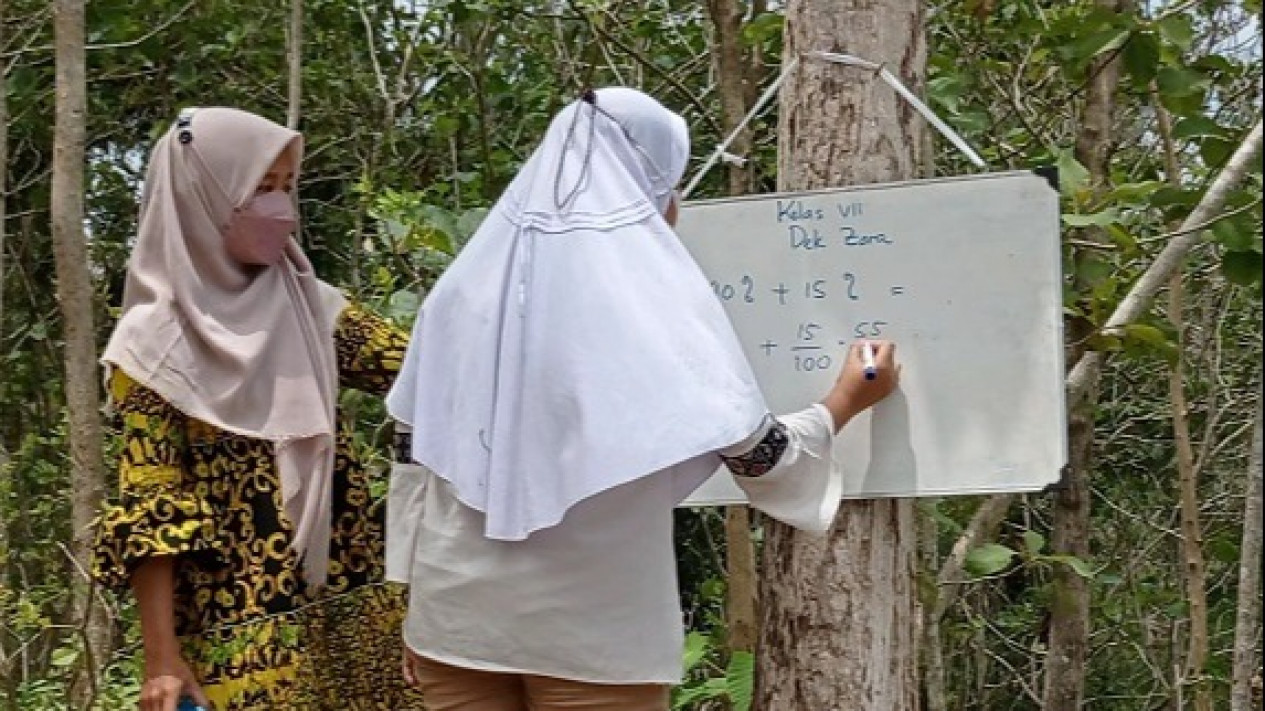 Tiara, Guru Les Spesialis Pelosok Desa & Mengajar di Alam Terbuka, Yuk Kenalan
            - galeri foto