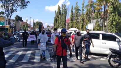 Bawa Peti Mati dan Pocong, Pengunjuk Rasa Protes dan Tagih Janji Bupati Jember