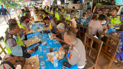 Operasi Patuh Candi 2021, Polisi Lalu Lintas Sarapan Bersama Warga Duafa