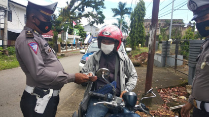 Asyik Banget, Dapat Jaket dan Helm dari Polisi karena Tertib Berlalu Lintas