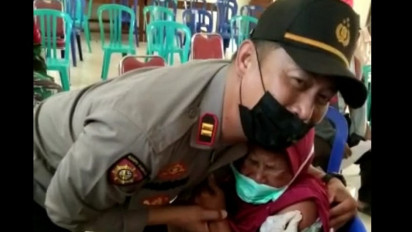 Takut Jarum Suntik, Mbah Temi Berusaha Lari Saat Divaksin