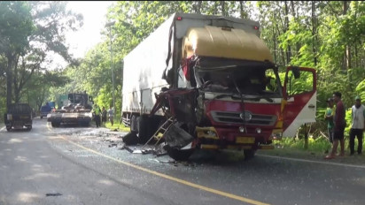 Diduga Sopir Mengantuk, Truk Trailer Tabrak Truk Tronton