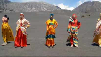 Pamerkan Batik Motif Sunrise di Lautan Pasir Bromo