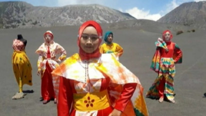 Hari Batik, Pelajar SMK Pasuruan Adakan Peragaan Busana di Gunung Bromo