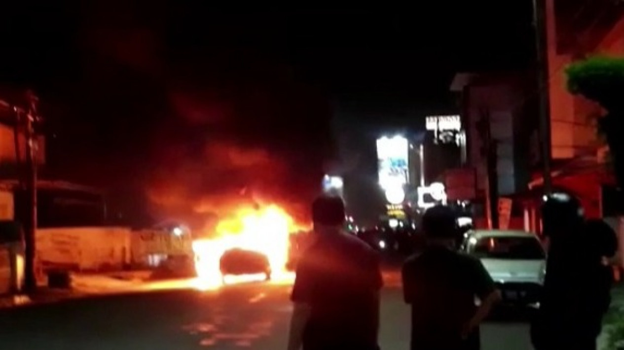 Diduga Radiator Panas, Mobil Ludes Terbakar
            - galeri foto