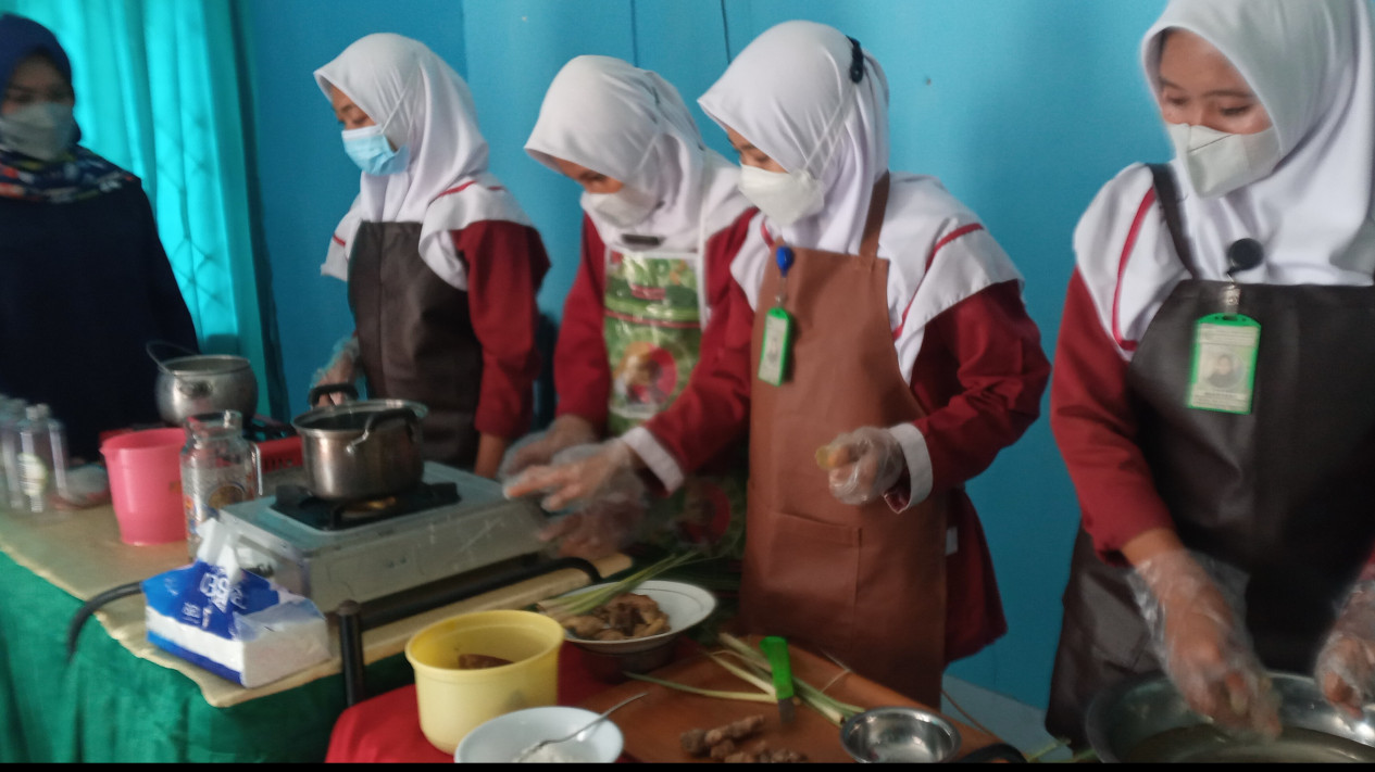 Siswi SMK di Sumbawa Ciptakan Minuman Herbal untuk Imunitas
            - galeri foto