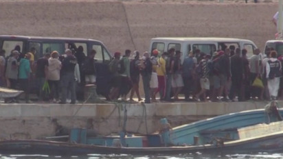 Ratusan Imigran yang Diselamatkan dari Laut Mediterania Tiba di Lampedusa Italia