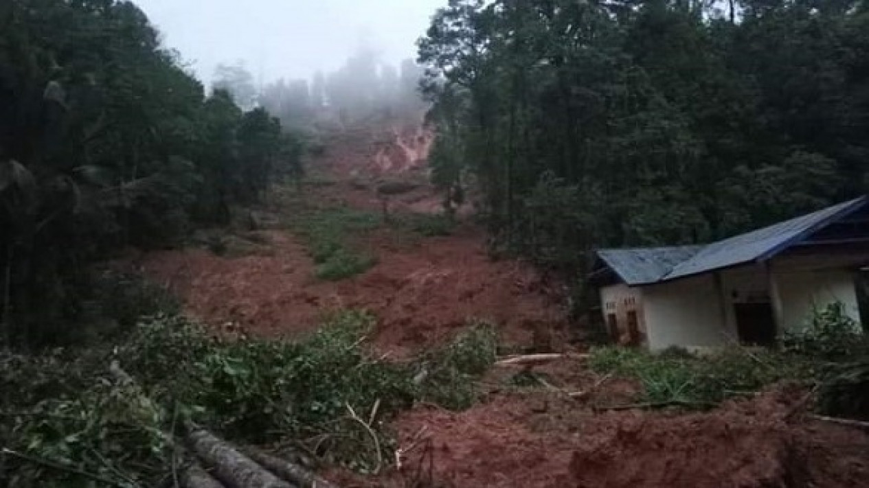 Longsor Jelang Magrib, Empat Warga Desa Ilan Batu Luwu Hilang
            - galeri foto