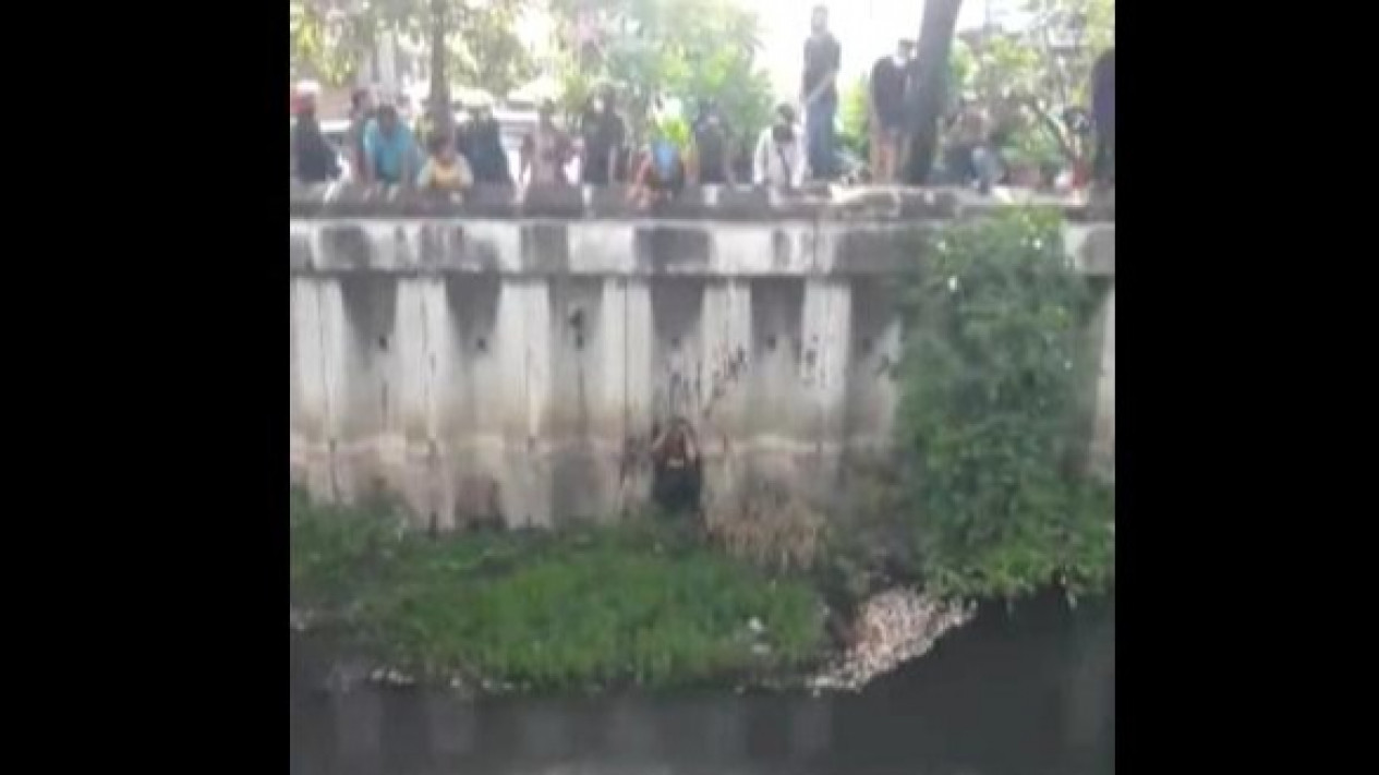 Maling Motor Lompat ke Sungai Karena Dikejar Warga
            - galeri foto