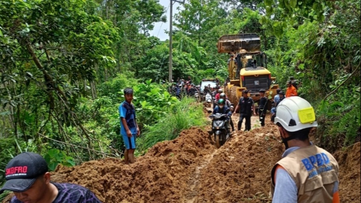 Astagfirullah, Empat Anak Kades Ilan Batu jadi Korban Longsor di Luwu
            - galeri foto